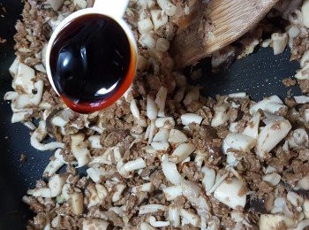 step9: 加入1湯匙素蠔油炒勻