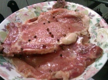 step1: 先將肉排以<span class="group_2">醃料</span>醃漬2小時以上，先將花椒粒去除後兩面均勻裹地瓜粉，下至熱油鍋炸的酥黃及可撈起瀝油