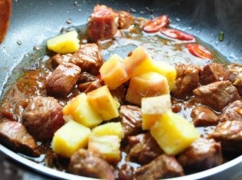 step6: 最後將蕃薯塊下鍋，稍微均勻攪拌即可