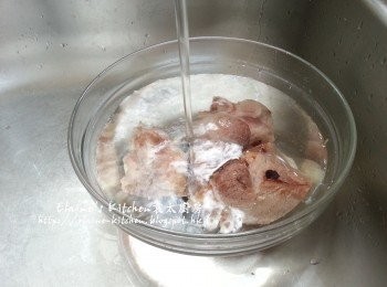 step1: 豬骨出水後用水沖一沖洗去碎骨