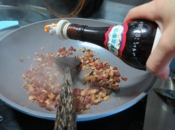 step8: 再加入蝦米及冬菇粒爆香,讚適量紹興酒炒香