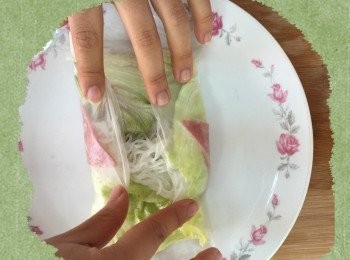step5: 依序放入蝦仁→萵苣→小黃瓜→蒟蒻春雨→香菜捲起。(兩邊向內折後，由下往上捲起)