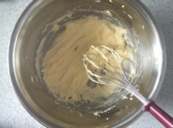step2: 牛油、糖用機或手打起，然後加入雞蛋攪滑。