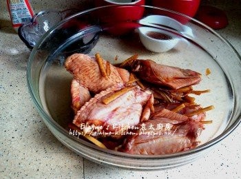 step3: 將<a href="https://bit.ly/3zHU5V3" target="_blank" data-keyword="雞翼" class="guide-link"><strong>雞翼</strong></a> <span style="display:inline-block;vertical-align:middle;margin-top:-3px;color:initial;border-radius:3px;padding:2px 3px;font-size:12px;line-height:14px;background:#87d300;color:#fff;">即買</span> 放入大碗內 , 加入薑絲 , 雞粉及<span class="group_2">醃料</span>拌勻靜待1小時