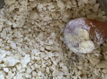 step1: 低筋麵粉、鹽過篩混合，加入低脂牛油，用手指搓勻材料至麵包糠狀，