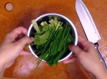 step3: 唐芹、蔥洗淨切去根部，再切段