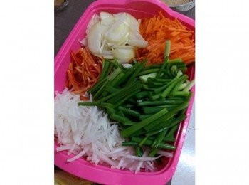 step2: 把辣椒，洋蔥，紅蘿蔔，白蘿蔔，韭菜切成條狀待用