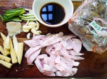 step1: 備好材料，蔥切段、蒜頭略拍、薑切片，松阪豬切適當大小 ※事先把<span class="group_3">調味</span>先調好