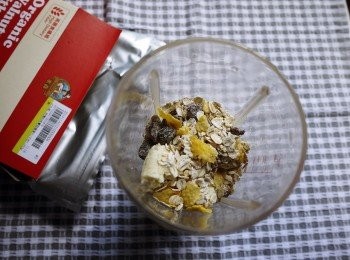 step2: 將香蕉切小塊狀與雞蛋、麥片放入調理機(果汁機)打碎至沒顆粒、濃稠狀即可 ※​濃度不夠可以多加麥片