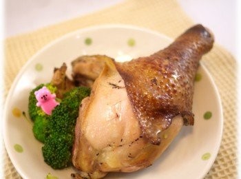 step4: 真的只要雞肉夠新鮮，既使像這次又煎又烤的料理
輕輕一咬雞肉即可分離，裡頭汁鮮肉嫩的，超美味啊~