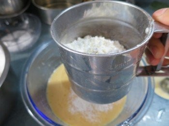 step13: 將140g底筋麵粉及2g泡打粉篩入蛋黃漿內