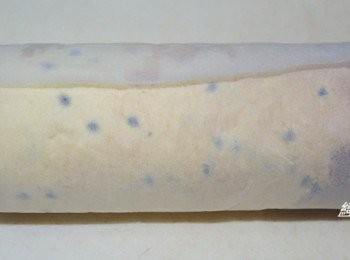 step12: 將整條蛋糕捲起,蛋糕收口朝下用塑膠袋裝起來,放到 冰箱冷藏2-3小時,等定形後再取出來切片