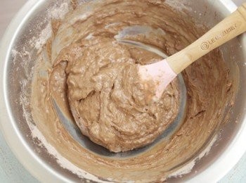 step6: 倒入牛奶拌勻。