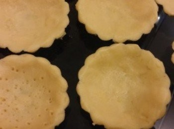 step5: 壓好模後用叉剌孔防拱起,再放入冰箱十五分鐘。