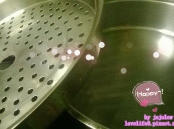 step6: P/S：Jojo当初一开始做鸡蛋糕那时侯也有几次不成功，摸索后知道问题在哪里了，之后做几次都很软绵绵。

朋友們只要注意以下事項，要做成功牛油雞蛋糕一定沒有問題了〜

#在还没有掌握到牛油，糖打至松软部分的话，建议用底下图有洞的盘，底下图没有洞的盘建议先备热