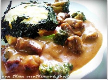 step6: 燴牛肉勾薄芡~煎個蛋皮放置在飯上.隨意撕海苔.擺盤即可食用