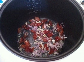 step2: 取出’Milestone營養鍋‘按’rice‘鍵，當溫度提升至60度，加入適量的食油和麻油，爆香蒜蓉，蔥碎和臘腸把鍋蓋蓋起來約8分鐘。
