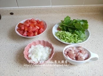 step1: 蕃茄洗淨切粒 , 芹菜莖洗淨切粒 , 芹菜葉洗淨留少許做裝飾 , 洋蔥半個去皮切粒 , 煙肉切粒