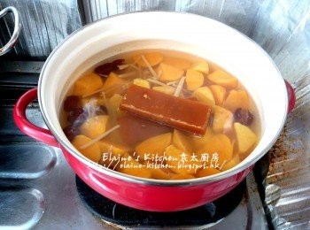 step5: 煲15分鐘後加入片糖拌勻