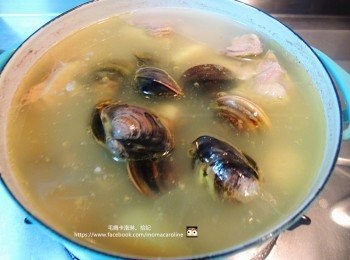 step6: 轉中小火後加入蛤蜊，待蛤蜊開始微開時加入米酒，確認所有的蛤蜊都打開之後即可以熄火蓋上鍋蓋保溫。蛤蜊帶有鹹味，因此我沒有再加鹽調味。請朋友嚐試湯頭之後再決定是否加鹽