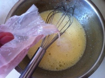 step2: 將蛋加入白砂糖打至發泡，加入濃縮椰漿充分的攪拌均勻。