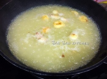 step2: 下清雞湯及水煮滾，加酒及麻油。