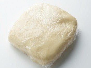 step4: 將2加入3中，大略混拌在一起就好，不要過度搓揉麵團。整成一大塊後，包上保鮮膜，靜置一個晚上。