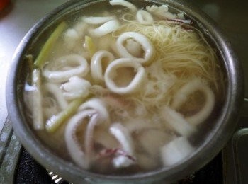 step4: 待麵線半熟後，下透抽與少許的鹽與柴魚粉<span class="group_2">調味</span>，煮至透抽熟止(勿太久~會老)