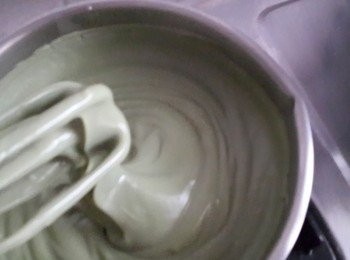 step1: 將鮮奶分為兩鍋各500cc~其中一鍋加入玉米粉及抹茶粉攪拌均勻,另一鍋加入砂糖用小火加熱~ 在將有加玉米粉的那鍋慢慢加入另一鍋繼續加熱至濃稠狀~放入容器中待涼放入冷藏備用