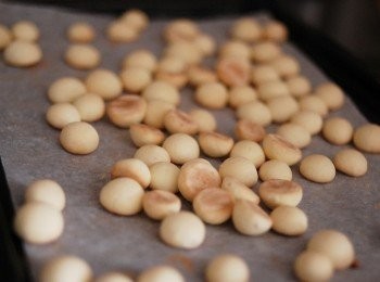 step5: 在麵糰上噴少許水，可減低饅頭裂開。放入焗爐180度，焗約10分鐘，至表面淺黃色，底部咖啡色便可。焗至5分鐘時，可滾動一下饅頭，令烤色更均勻