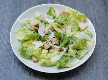 step5: 將羅馬生菜及麵包粒放在碟上，淋上適量的<span class="group_2">凱撒醬</span>，最後再加芝士片即成！