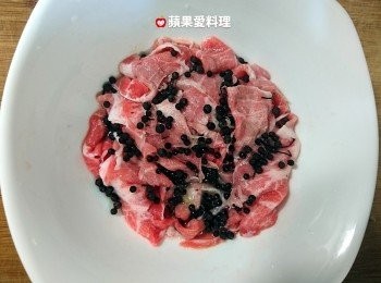 step1: 取出容器，放入豬肉片、馬告、米酒、檸檬汁，醃15分鐘。