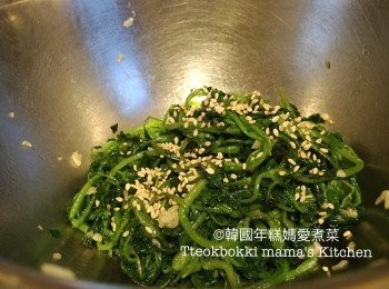 step6: 最後加入適量炒香芝麻拌勻即可。