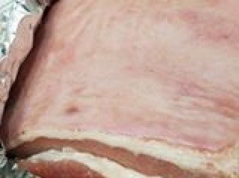 step1: 1. 先將五花腩洗淨，抹乾，尤其係皮嘅部分。
2. 將<span class="group_2">醃肉</span>調味先撈勻，將醃料搽到肉面，千析唔好掂到豬皮，否則焗出嚟會變黑。
3. 用錫紙包好肉部分，再用保鮮紙封好全塊肉放雪櫃3個鐘。