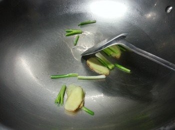 step3: 用1湯匙起油鑊,先爆香薑片及蔥白