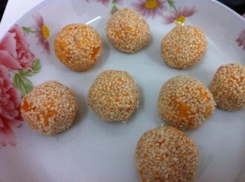 step2: 然後取出少許搓成圓形沾上芝麻，待用。