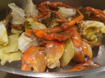 step8: 蟹蚶完成3分鐘之後, 將蟹身焗約3分鐘,蓋蓋之前贊一贊水,份量約一兩湯匙,然後蓋蓋中途都炒一炒再蓋蓋。