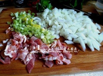 step2: 蕃茄洗淨切粒 , 洋蔥去皮切粒 , 芹菜去葉洗淨切粒 , 煙肉切細片