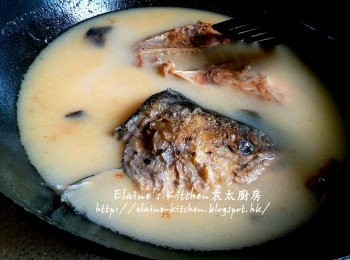 step5: 加入適量熱水蓋上蓋用中火煮20分鐘成奶白色湯