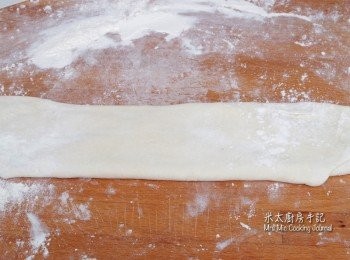 step6: 表面灑上麵粉，把擀開的麵皮對摺2次。