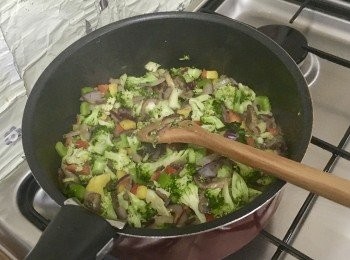 step2: 蔬菜粒放入熱鍋落油略炒