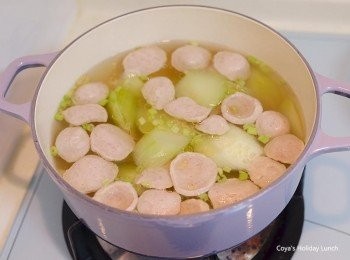 step4: 水滾後關火，下冬菜1大匙、魚露1小匙、胡椒粉1/4匙、米酒1/4匙、芹菜末，攪勻。