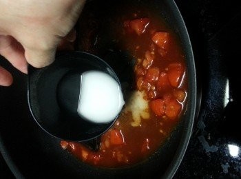 step16: 再加入生粉水煮至略為杰身,將蕃茄汁淋上另一半飯面上即可
