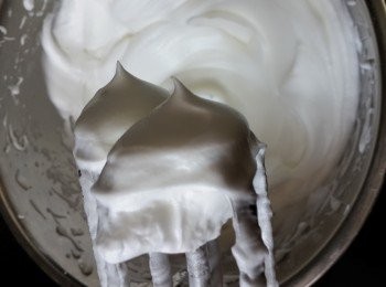 step5: 分三次加入砂糖，打至硬性发泡，拉起有尖尖的角即可