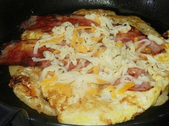 step8: 翻面後鋪上披薩起司，然後將蛋餅對折