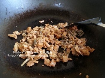 step4: 放入鑊中(不落油)加少許糖及麻油炒香 , 盛起備用