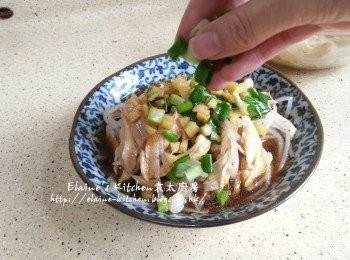 step11: 將銀芽手撕雞肉放入碟內 , 淋上汁料 , 最後灑上餘下蔥粒即可