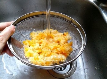 step2: 浸軟的雪耳撕成細塊 , 用水沖一沖洗及瀝乾水份