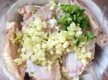 step2: <a href="https://bit.ly/3zHU5V3" target="_blank" data-keyword="雞翼" class="guide-link"><strong>雞翼</strong></a> <span style="display:inline-block;vertical-align:middle;margin-top:-3px;color:initial;border-radius:3px;padding:2px 3px;font-size:12px;line-height:14px;background:#87d300;color:#fff;">即買</span> 和<span class="group_2">醃料</span>放入食物袋，綁好放雪櫃醃最少30分鐘，不時轉動食物袋，確保所有<a href="https://bit.ly/3zHU5V3" target="_blank" data-keyword="雞翼" class="guide-link"><strong>雞翼</strong></a> <span style="display:inline-block;vertical-align:middle;margin-top:-3px;color:initial;border-radius:3px;padding:2px 3px;font-size:12px;line-height:14px;background:#87d300;color:#fff;">即買</span> 都均勻沾上<span class="group_2">醃料</span>。