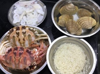 step1: 花蟹預先劏好洗淨切件，大花甲搵鹽水浸30分鐘吐沙再刷乾淨殼，
魷魚用廚房紙協助去衣，再去軟骨洗淨切件備用